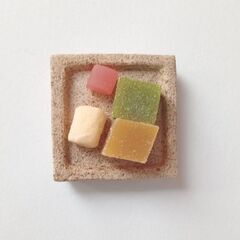 未使用新品！ハムスターの餌入れ　ふちの浅い陶器のお皿（スクエア型豆皿小）の画像