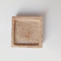 未使用新品！ハムスターの餌入れ　ふちの浅い陶器のお皿（スクエア型豆皿小）の画像