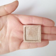 未使用新品！ハムスターの餌入れ　ふちの浅い陶器のお皿（スクエア型豆皿小）の画像