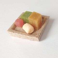 未使用新品！ハムスターの餌入れ　ふちの浅い陶器のお皿（スクエア型豆皿小）の画像