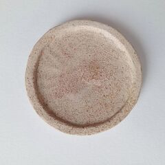 未使用新品！ハムスターの餌入れ　ふちの浅い陶器のお皿（丸型豆皿大）の画像