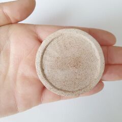 未使用新品！ハムスターの餌入れ　ふちの浅い陶器のお皿（丸型豆皿大）の画像
