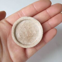 未使用新品！ハムスターの餌入れ　ふちの浅い陶器のお皿（丸型豆皿小）の画像