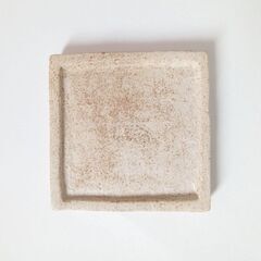 未使用新品！ハムスターの餌入れ　ふちの浅い陶器のお皿（スクエア型豆皿大）の画像