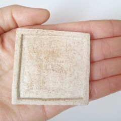 未使用新品！ハムスターの餌入れ　ふちの浅い陶器のお皿（スクエア型豆皿大）の画像