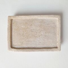 未使用新品！ハムスターの餌入れ　ふちの浅い陶器のお皿（長方形型豆皿）の画像