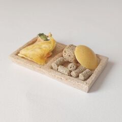 未使用新品！ハムスターの餌入れ　ふちの浅い陶器のお皿（長方形型豆皿）の画像