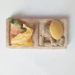 未使用新品！ハムスターの餌入れ　ふちの浅い陶器のお皿（長方形型豆皿）の画像