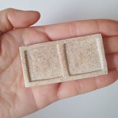 未使用新品！ハムスターの餌入れ　ふちの浅い陶器のお皿（長方形型豆皿）の画像