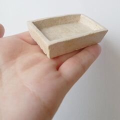 未使用新品！ゴールデンハムスターに！高さあり、ふちも少し深い陶器のお皿（長方形型豆皿）の画像