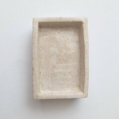 未使用新品！ゴールデンハムスターに！高さあり、ふちも少し深い陶器のお皿（長方形型豆皿）の画像