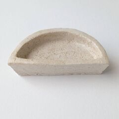 未使用新品！ゴールデンハムスターに！高さあり、ふちも少し深い陶器のお皿（半月型豆皿）の画像
