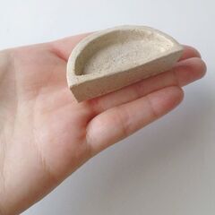 未使用新品！ゴールデンハムスターに！高さあり、ふちも少し深い陶器のお皿（半月型豆皿）の画像