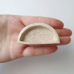未使用新品！ゴールデンハムスターに！高さあり、ふちも少し深い陶器のお皿（半月型豆皿）の画像