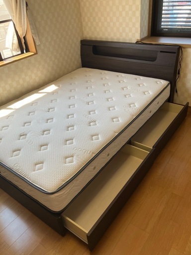 ダブルベッド　フレーム　マットレス