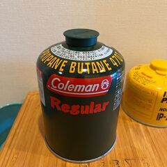 ガス缶、ライターのセットの画像