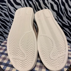 【新品】a.v.v アー・ヴェ・ヴェ　スニーカー Lサイズ ベージュ×ゴールドグリッターの画像