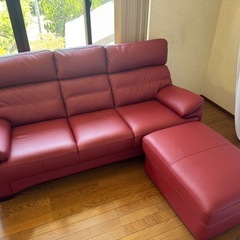 赤いカウチソファ オットマン付きの画像