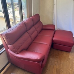 赤いカウチソファ オットマン付きの画像