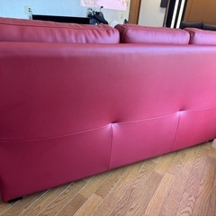 赤いカウチソファ オットマン付きの画像