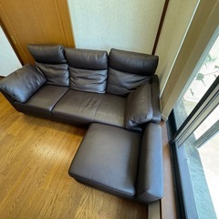 ダークブラウン カウチソファ クッション付きの画像