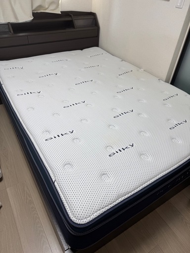 ニトリ引き出し付き
ダブルベッド