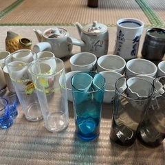 急須、お湯呑み、ガラスコップ、お皿などたくさんの画像