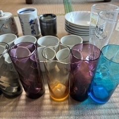 急須、お湯呑み、ガラスコップ、お皿などたくさんの画像