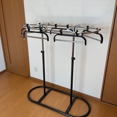 パイプハンガーと本棚の画像