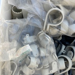 【未使用品】電気工事道具 DIY 配管のケーブル固定 サドルバンド パイプクランプ の画像