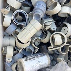 【未使用品】電気工事道具 DIY 配管のケーブル固定 サドルバンド パイプクランプ の画像