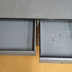古い事務机の画像