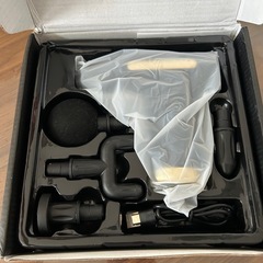 【一度のみの使用　アタッチメントなどほぼ未使用】マッサージガンの画像