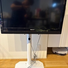 東芝製液晶テレビ（スタンド付き）の画像