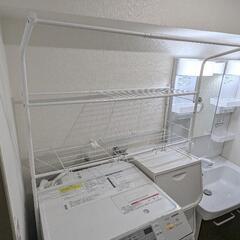 【洗濯機ラック】ランドリー収納棚 白 パイプ棚 ドライヤーホルダー付き
の画像