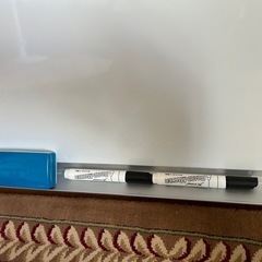 【美品】ホワイトボード　ペン置き付き　900✖️600 おまけ付き  の画像