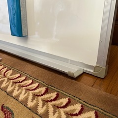 【美品】ホワイトボード　ペン置き付き　900✖️600 おまけ付き  の画像