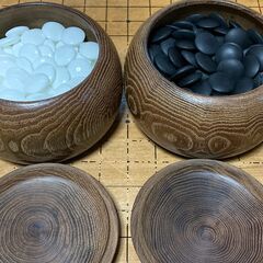 【中古/長期保管品/引取り限定】■碁石（木製碁笥入り）＋脚付き碁盤セット■碁盤の目難あり■の画像