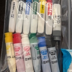 紙粘土と工作用の絵の具の画像