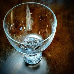 高級クリスタルグラスのデザイン輝きが魅惑的で素敵で豪華な器　　注いだ ウイスキー や 日本酒などのお酒の味まで美味しく感じますの画像