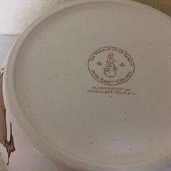 ピーターラビット柄の蓋付き深鉢の画像