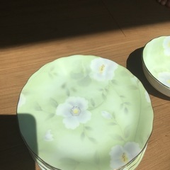 ケーキ皿と器のセットの画像
