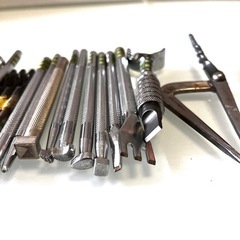 レザークラフト　革刻印　穴あけの画像