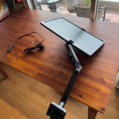 パソコン液晶と机に設置できる器具の画像