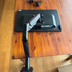 パソコン液晶と机に設置できる器具の画像