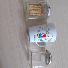 空き瓶、コーヒーカップの画像