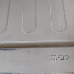 引き出し付き収納棚の画像