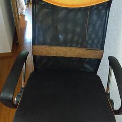 ニトリワークチェアインバネスOR
全高1150㎜全巾580㎜座面w500㎜
D470座面高さ420~520㎜背受け高さ
680㎜の画像