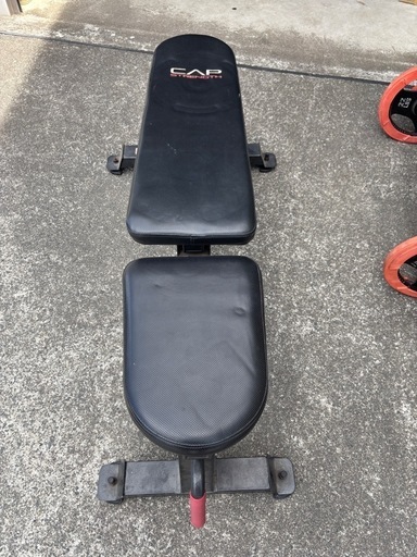 バーベルとインクラインベンチのセット　筋トレ　ベンチプレス