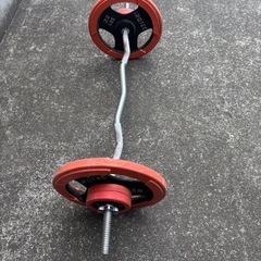 バーベルとインクラインベンチのセット　筋トレ　ベンチプレス　の画像